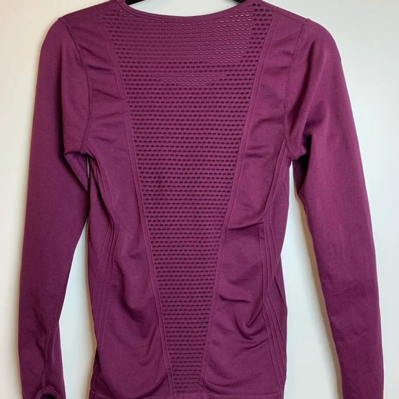 Fabletics Long Sleeve Perforated  Compression Top Active wear Athleisure - Picture 2 of 9